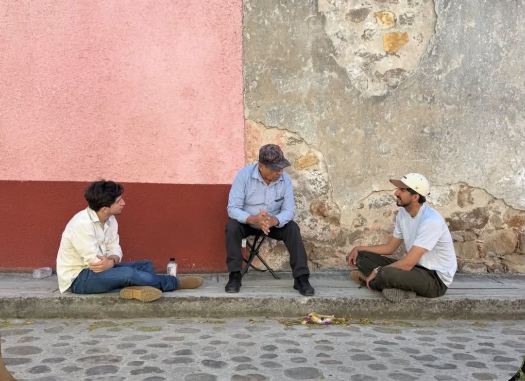 Parte del equipo conversa con un habitante de Huimilpan, Querétaro